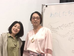 安冨歩東大教授と、なちゅらる宇宙人金田慶子。絵はアサザ基金代表の飯島博さんによるもの。